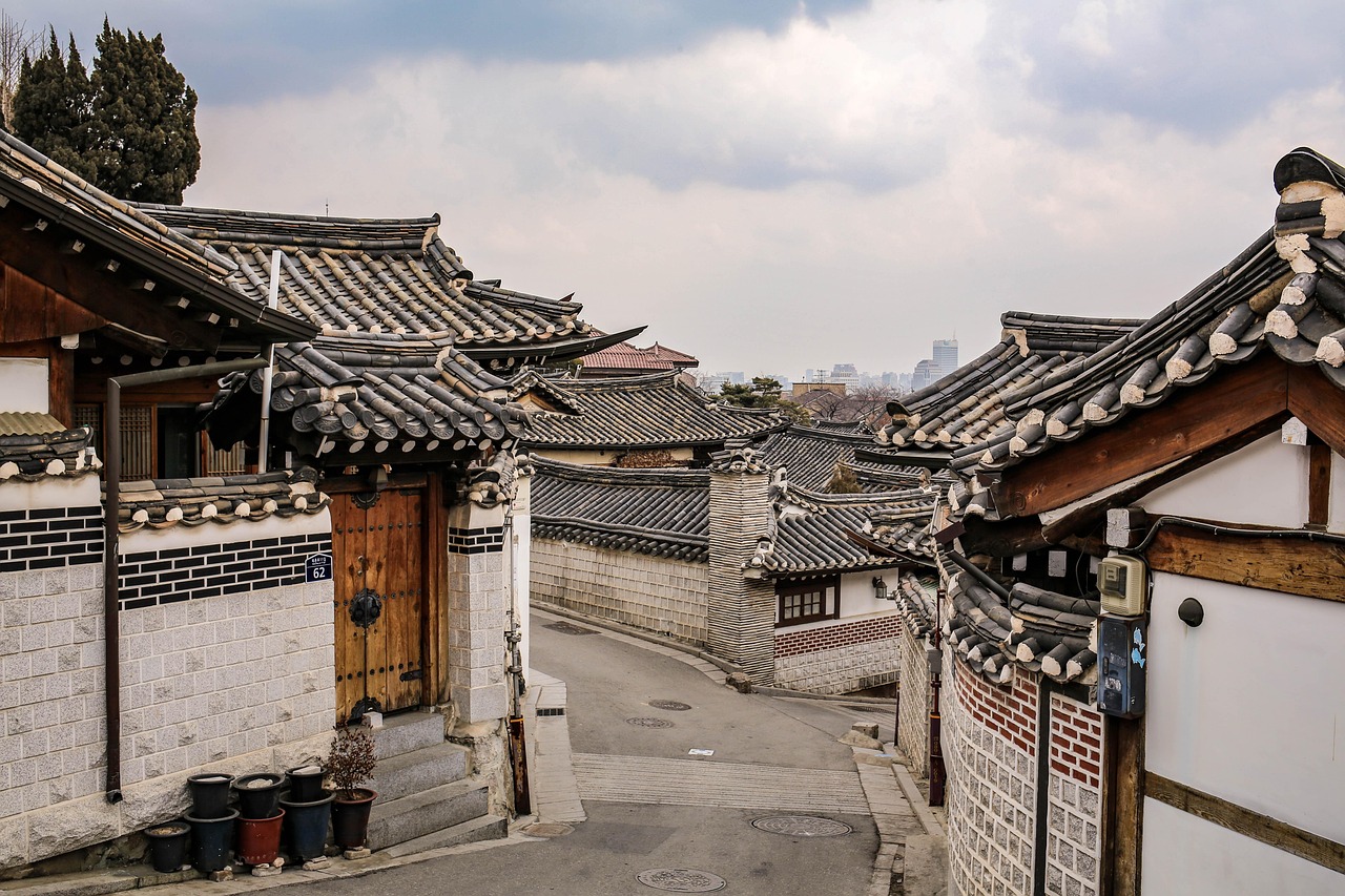 Bukchon Hanok Village Seoul: Complete 2026 Visitor Guide (New Rules & Best Times)
