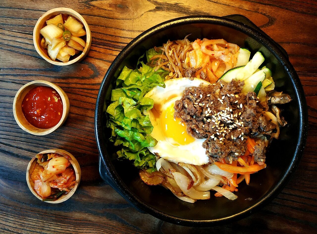What Koreans Eat in Summer: Samgyetang, Naengmyeon and the Bok-nal Tradition (2026)
